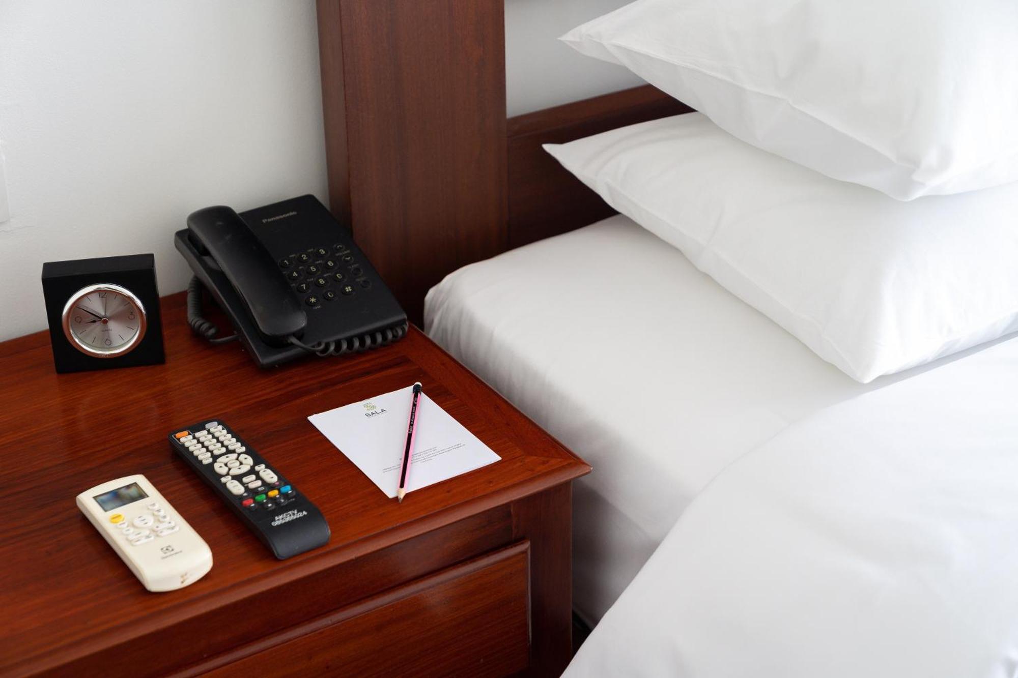 Sala Siem Reap Hotel Værelse billede A telephone on a bedside table